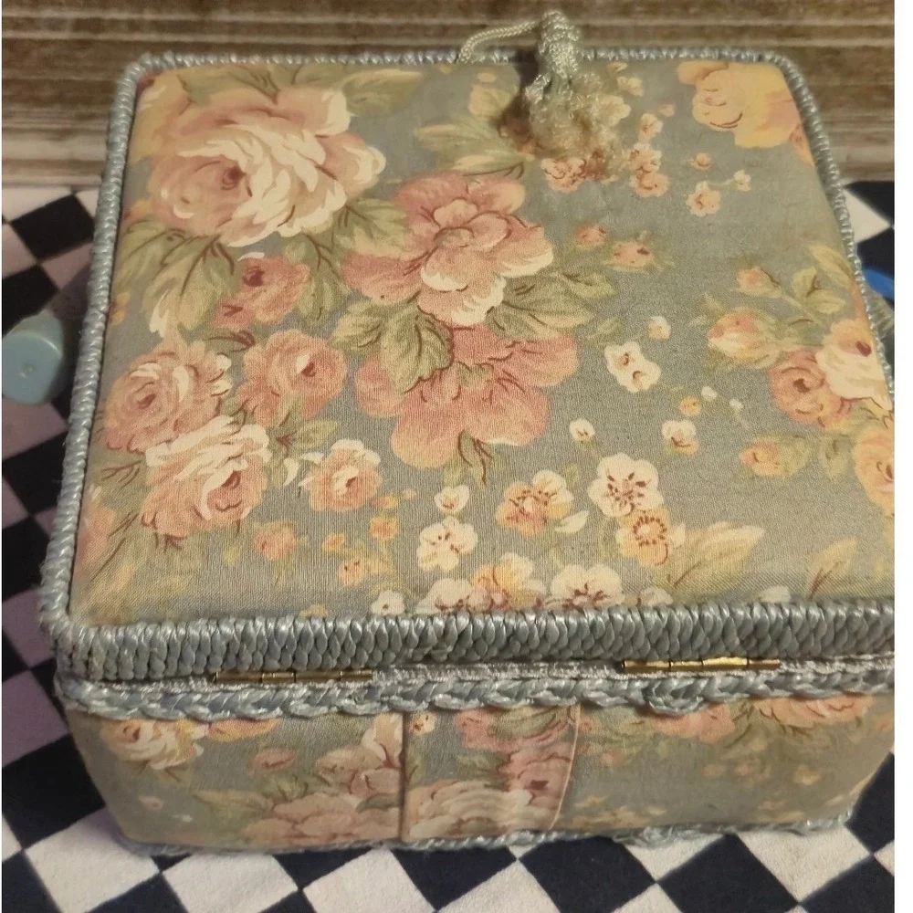 Vintage Floral Sewing Basket Kit with Supplies Singer Needles Thread Thimble
